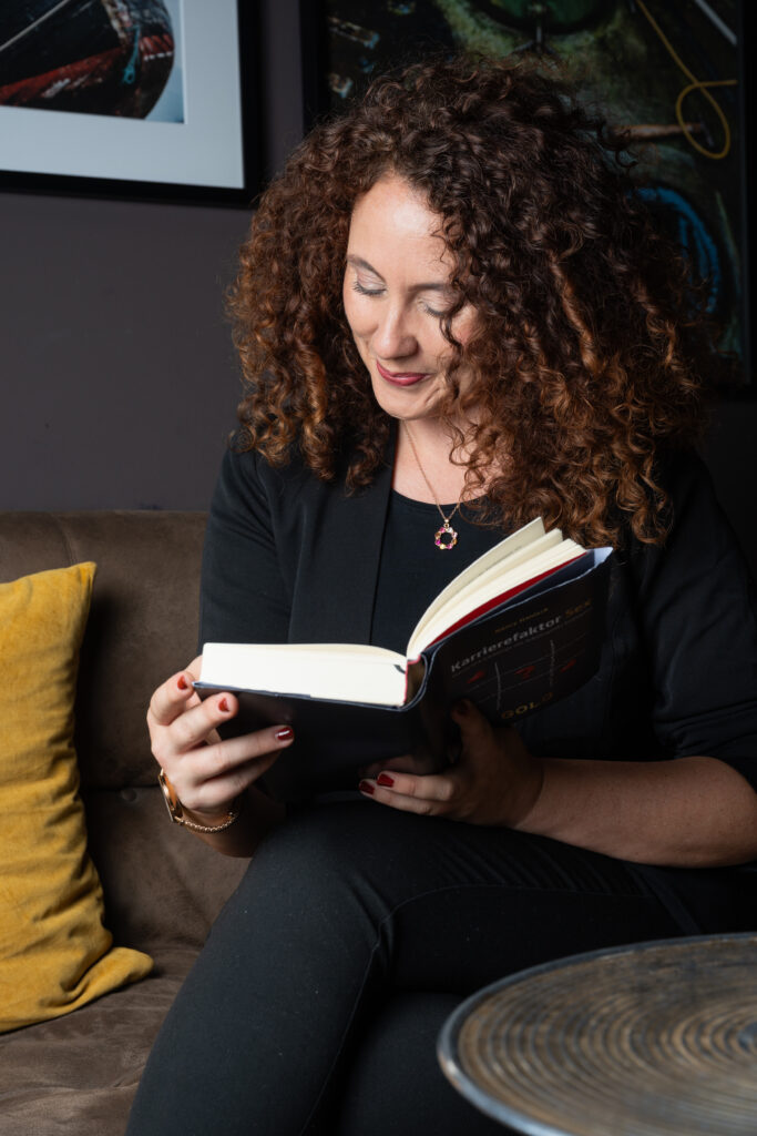 Foto von Nancy Hanisch, wie sie in ihrem Buch liest