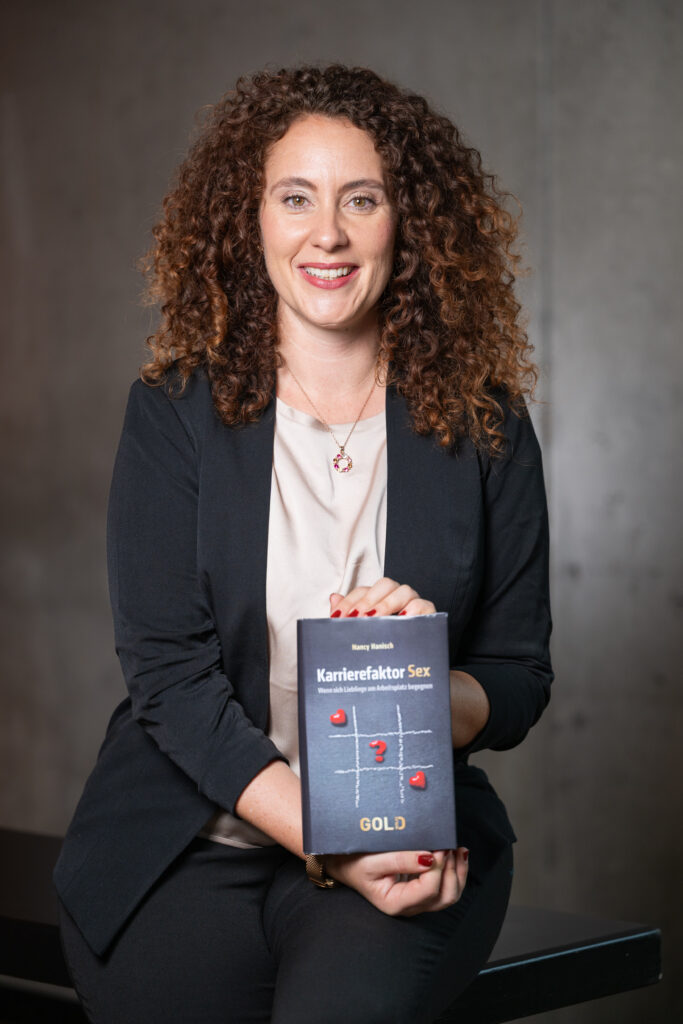 Foto von Nancy Hanisch mit ihrem Buch