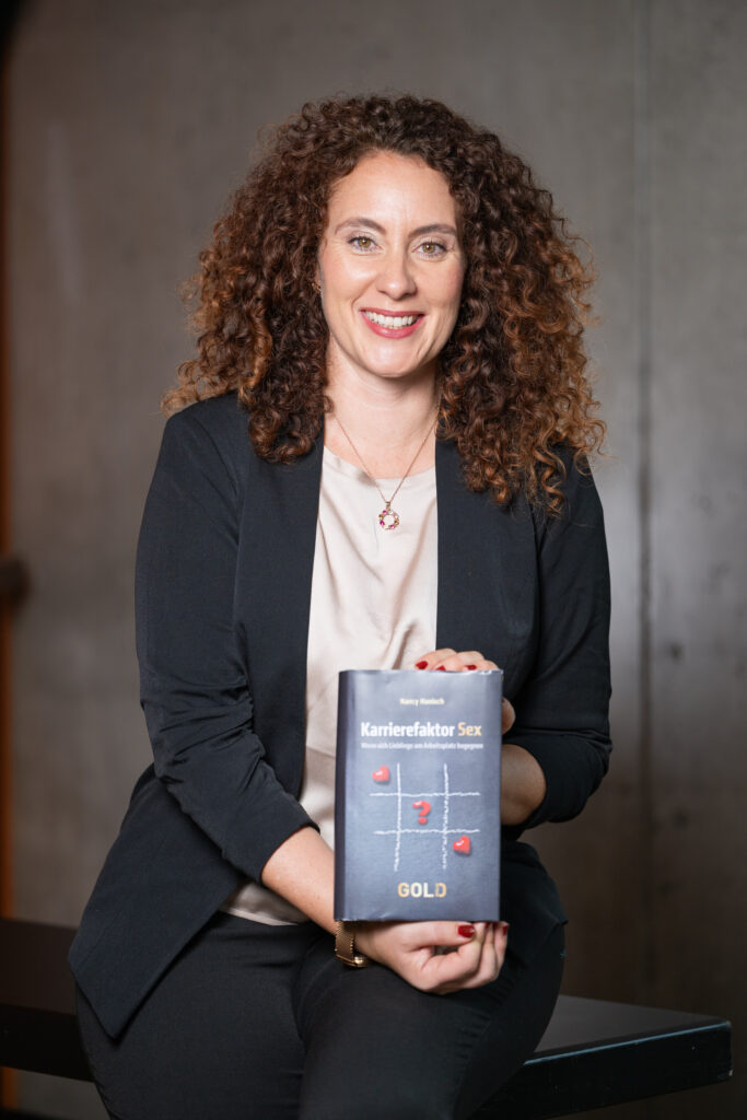 Foto von Nancy Hanisch mit ihrem Buch